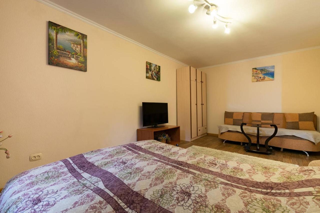 Apartment Nadezhda At Zheltoskan 77/79 Алма Ата Екстериор снимка