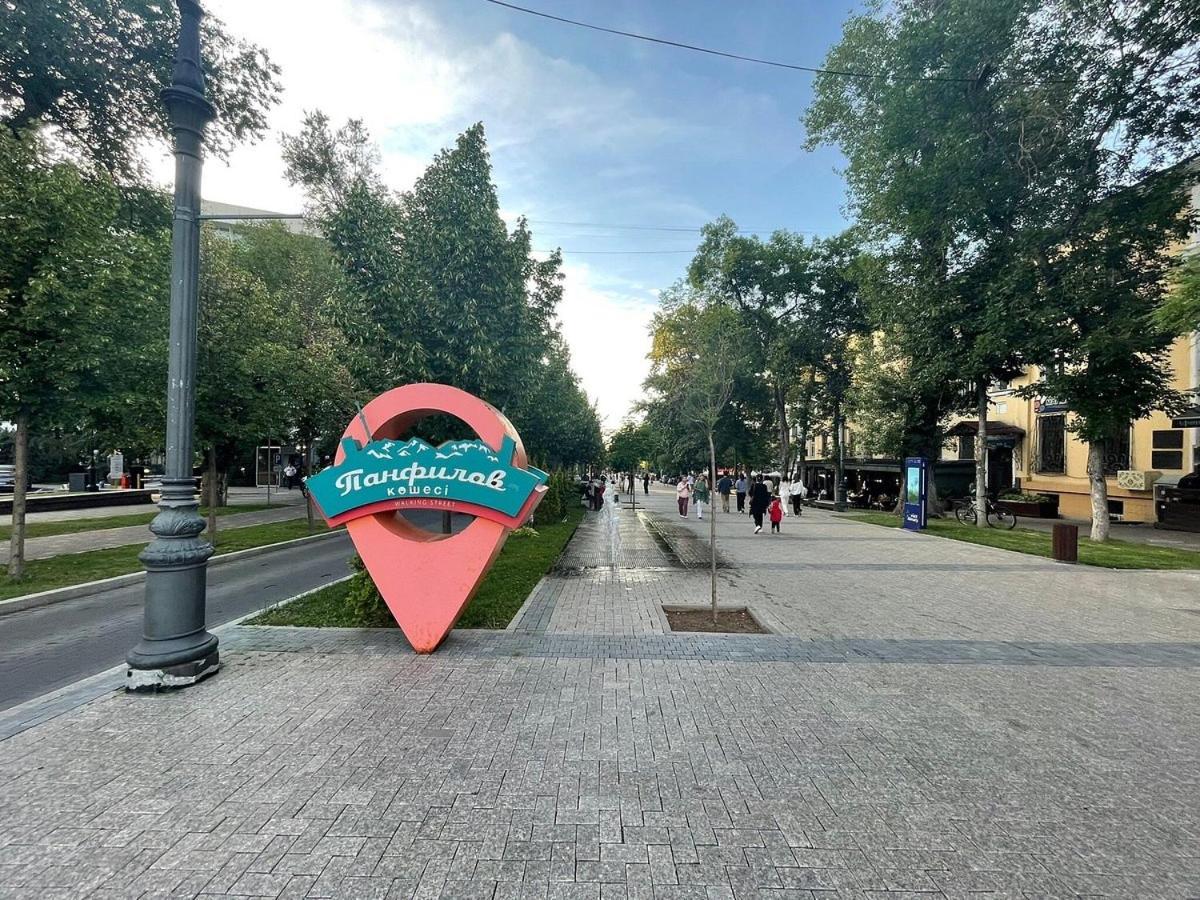 Apartment Nadezhda At Zheltoskan 77/79 Алма Ата Екстериор снимка