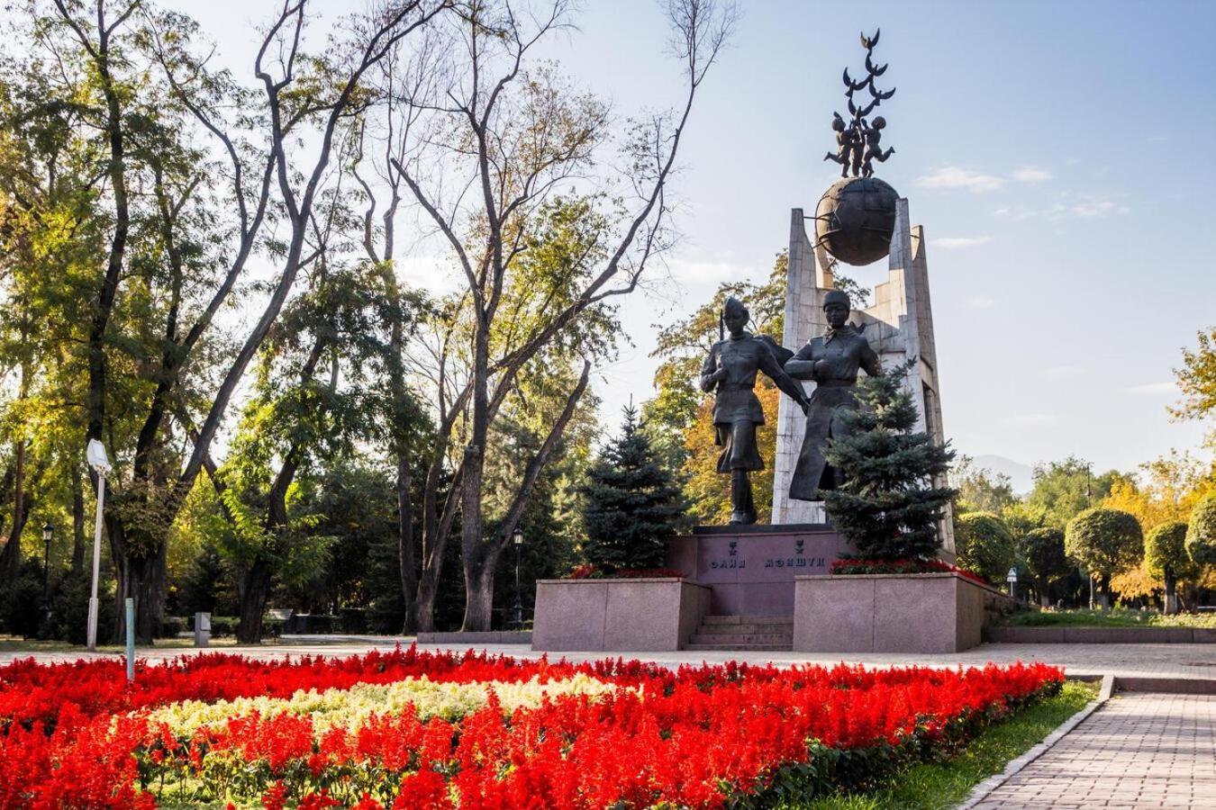 Apartment Nadezhda At Zheltoskan 77/79 Алма Ата Екстериор снимка